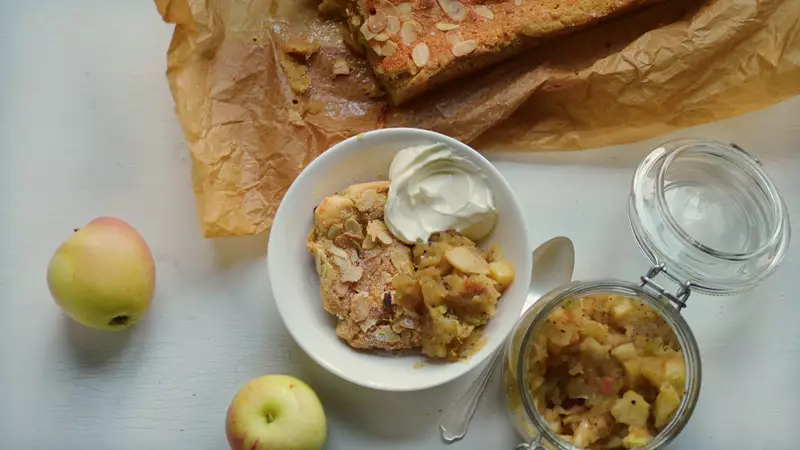 Mandelkaka med äppelkompott och creme fraiche