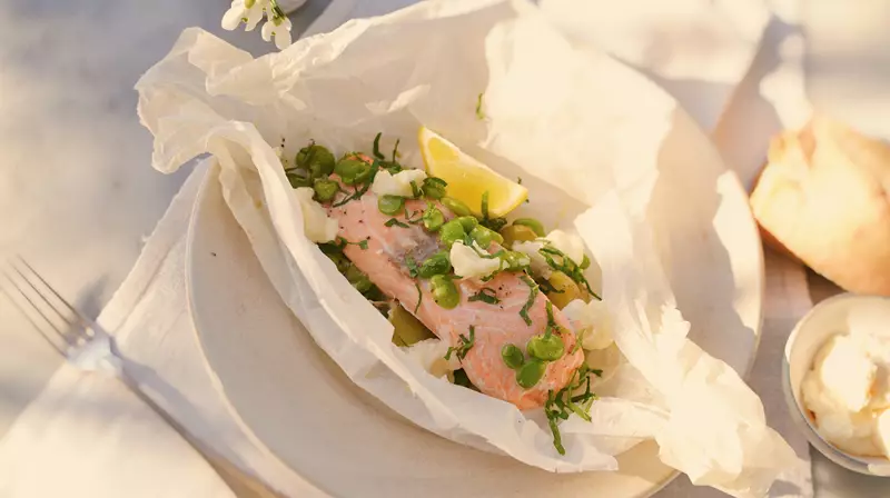 Lax i bakplåtspapper med färskpotatis, bönor och parmesanaioli