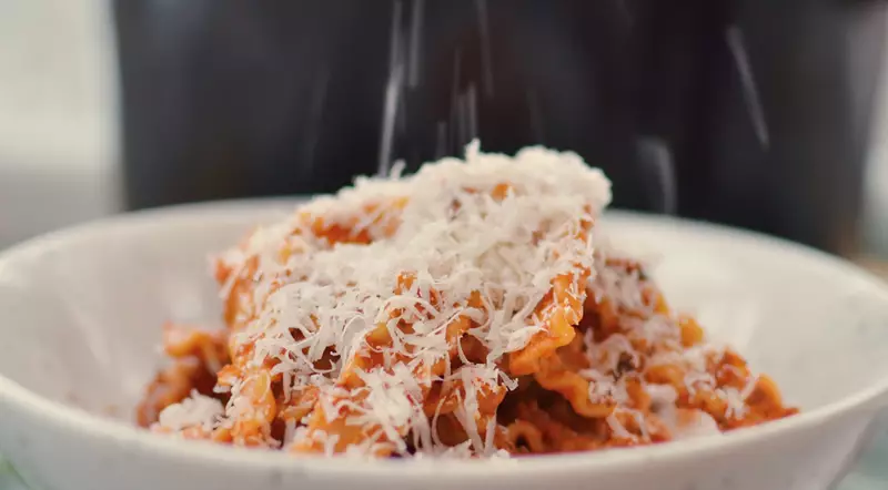 Krämig linsbolognese med riven parmesan