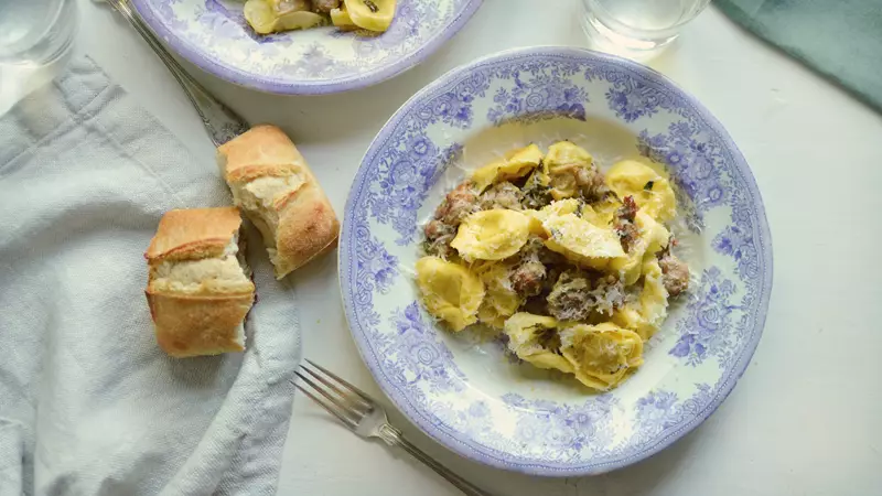 Tortelloni med salsiccia och riven parmesan