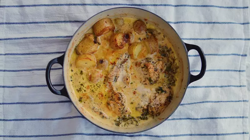 Enkel kycklinggryta med potatis, torkade kryddor och dijonsås