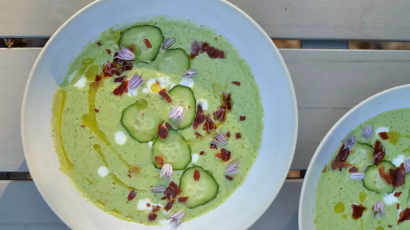 Grön gazpacho soppa med skivad gurka och prosciuttochips