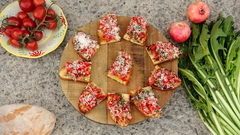 Bruschetta med riven parmesan och basilika