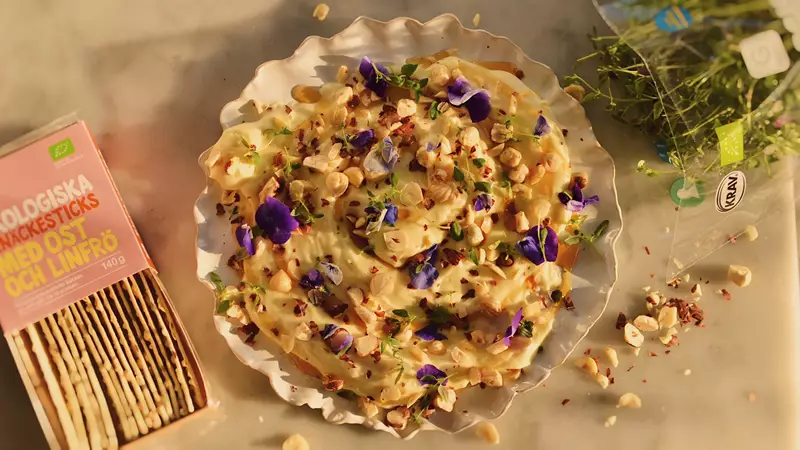 Vispad brie toppad med hasselnötter, timjan och blommor