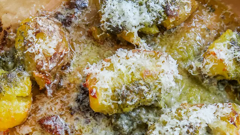 Krispig smashed potatoes i ugn med parmesan och örtsmör