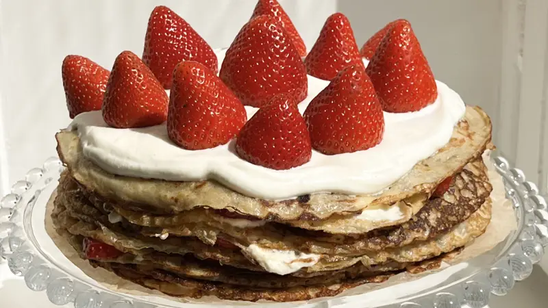 Pannkakstårta med vaniljgrädde och färska jordgubbar