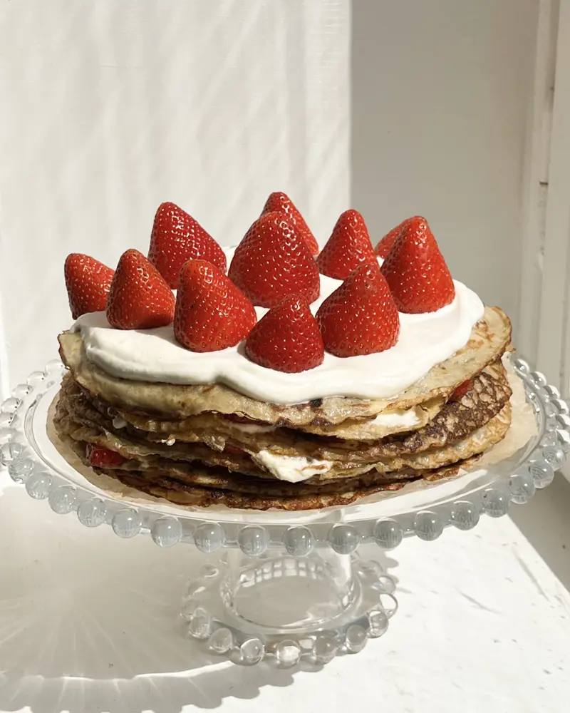 Pannkakstårta med vaniljgrädde och färska jordgubbar