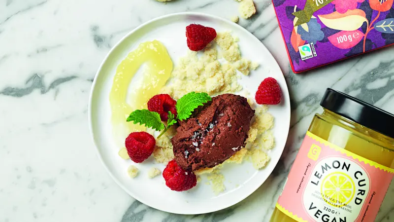 Krämig chokladmousse med 70% mörk choklad och färska hallon