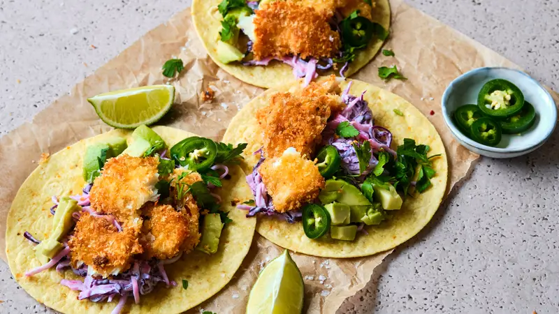 Fish tacos med coleslaw, avokado, jalapeno och lime
