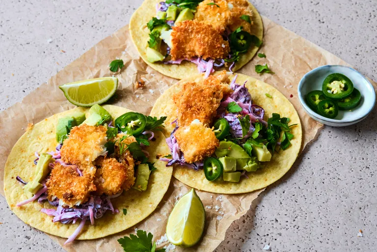 Fish tacos med coleslaw, avokado, jalapeno och lime