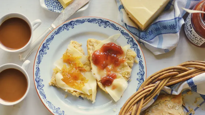 Scones med ost och marmelad och en kopp kaffe