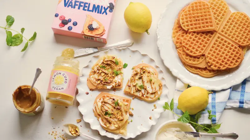 Våfflor med mascarpone, lemon curd, pistagesmör och mynta