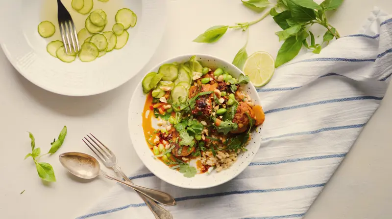 Kycklingköttbullar i röd currysås med ris, pickad gurka och edamamebönor