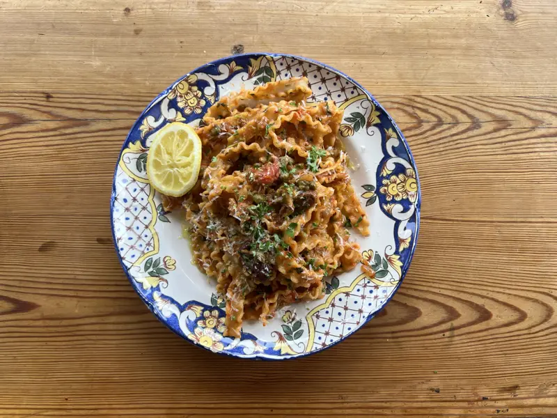 Krämig pasta puttanesca med riven parmesan