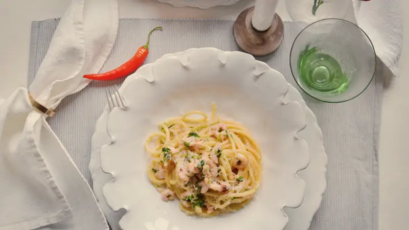 Stämningsfull middag med räkpasta och tända ljus