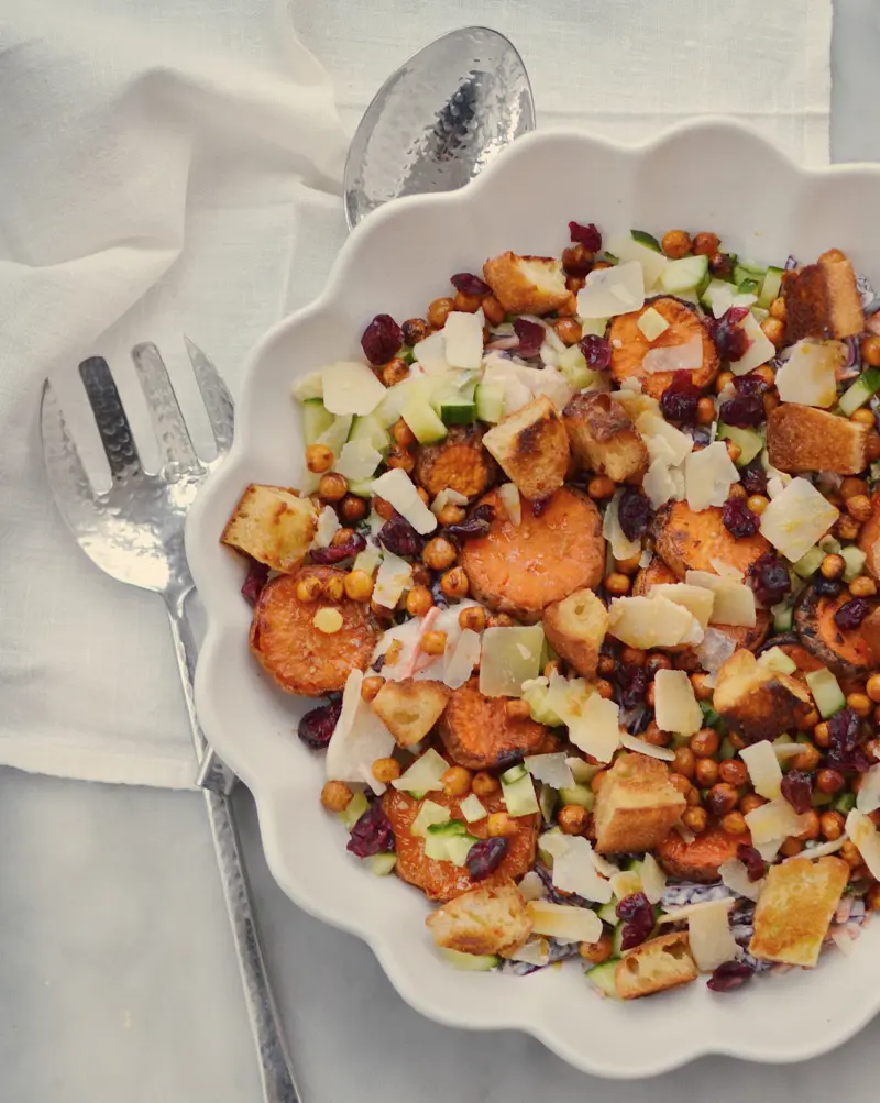Varm kikärtssallad med sötpotatis, caesardressing, krutonger och parmesan