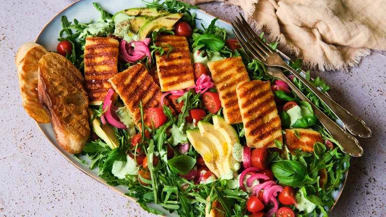 Sallad med grillost, avokado, picklad lök och basilikadressing