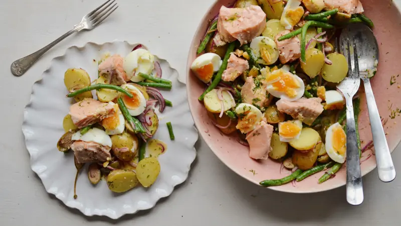 Krämig potatissallad med lax, hericots verts, ägg och dressing