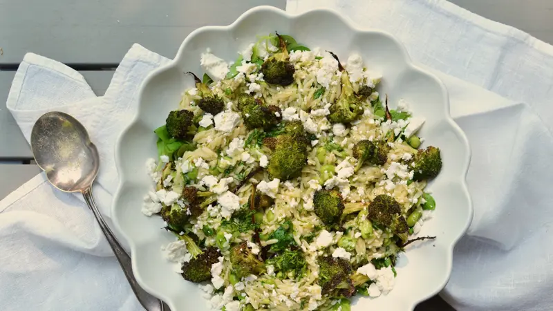 Risoni med rostad broccoli, fetaost och bönor