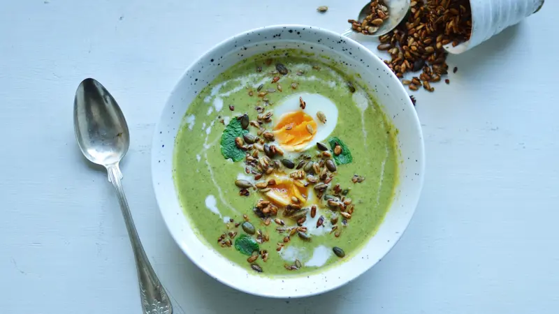 Grön currysoppa med ägghalvor och rostade frön