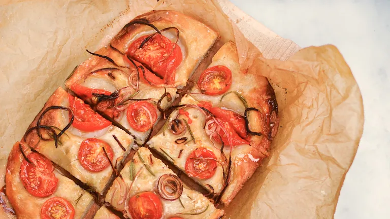 Focaccia med tomater, rödlök och rosmarin