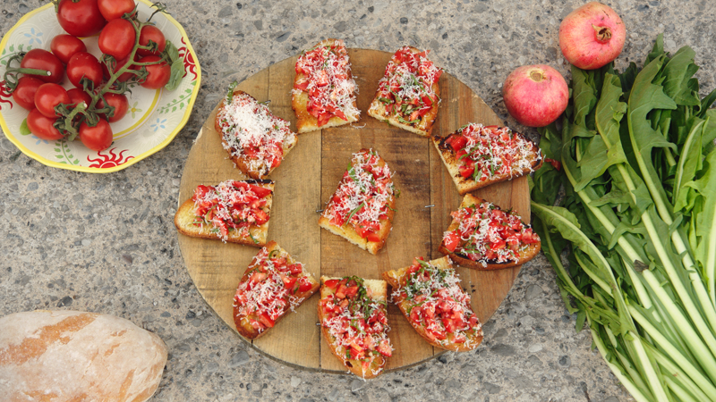 Bruschetta med riven parmesan och basilika