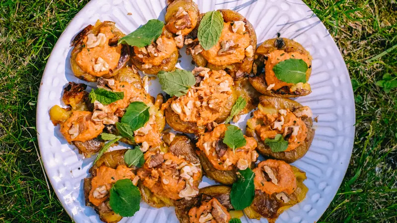 Krispig smashed potatoes med muhammara, valnötter och mynta