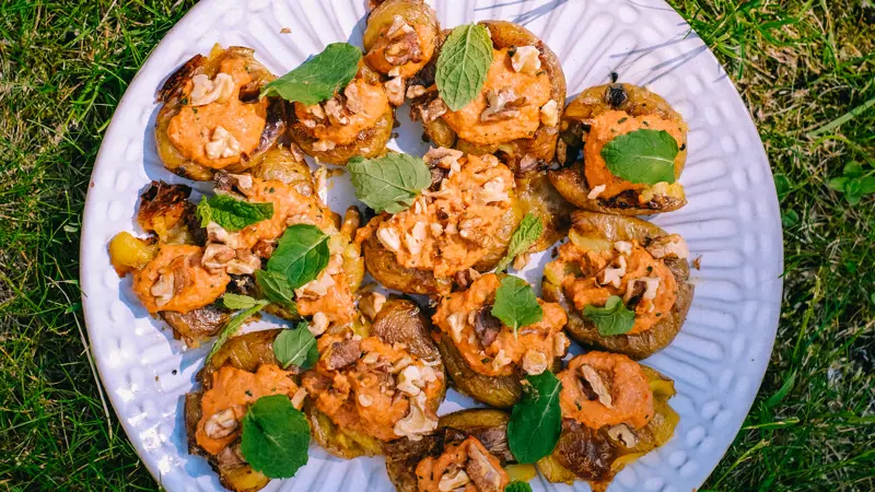 Krispig smashed potatoes med muhammara, valnötter och mynta