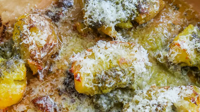 Krispig smashed potatoes i ugn med parmesan och örtsmör