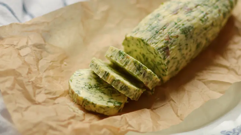 Smaksatt smör i skivor på bakplåtspapper