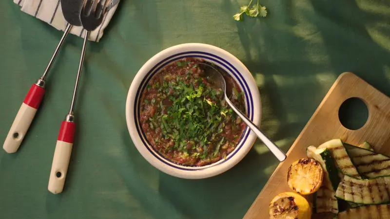 Het tomatsalsa med färsk koriander