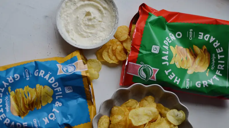 Chips och dippsås gjord på prästost och crème fraiche