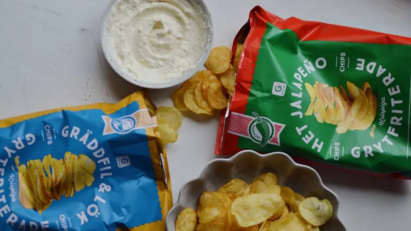 Chips och dippsås gjord på prästost och crème fraiche