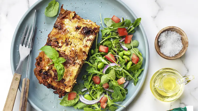 Vegansk lasagne i bit med grönsallad
