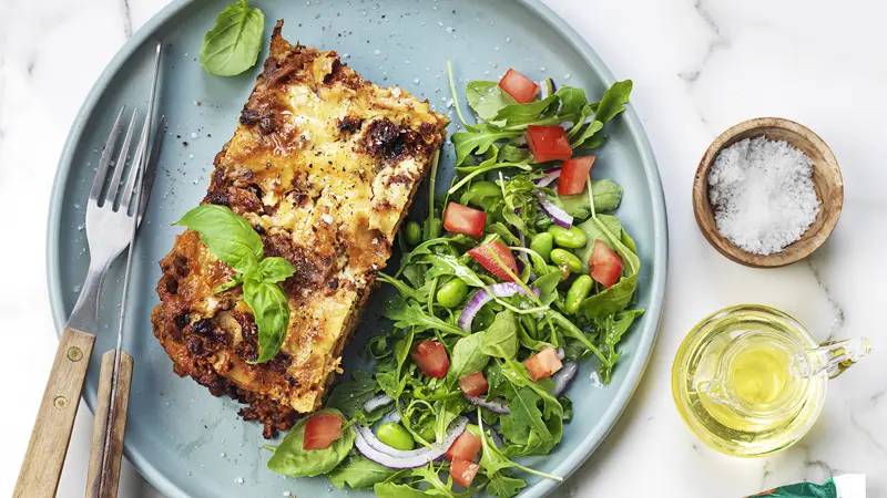 Vegansk lasagne i bit med grönsallad