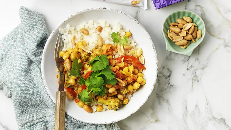 Vegetarisk currygryta med kikärter, kokosmjölk, koriander, chili och ris