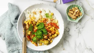 Vegetarisk currygryta med kikärter, kokosmjölk, koriander, chili och ris